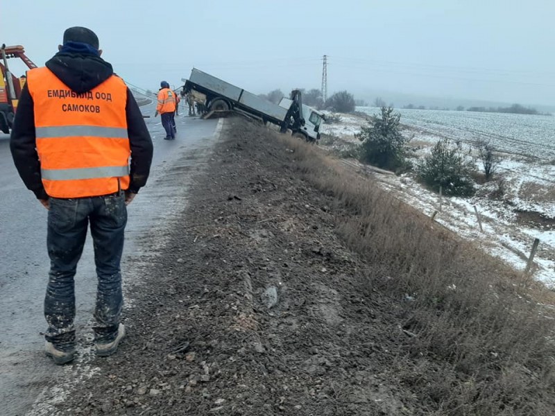 Камион аварира на 