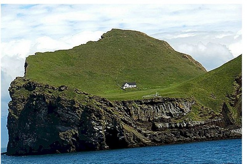Малка и мистериозна: Това ли е най-изолираната къща в света?