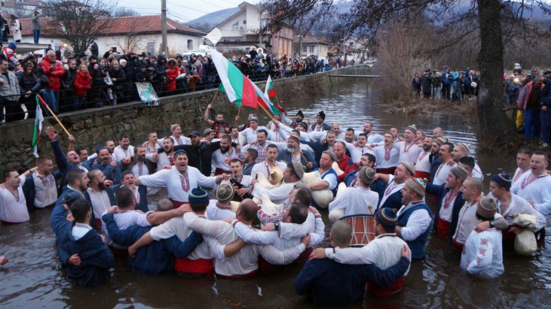 6 януари, България, Калофер: Европа гледа мъжкото хоро и недоумява!