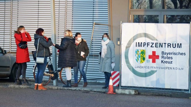 Без ваксинация няма заплата! Работодател принуди служителите си да се ваксинират СНИМКИ
