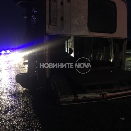 Бус се обърна, жена и дете са настанени в болница!  СНИМКИ