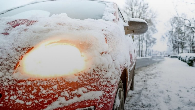 С колата в студа и снега – гуми, гориво, акумулатор… Какво да правим?