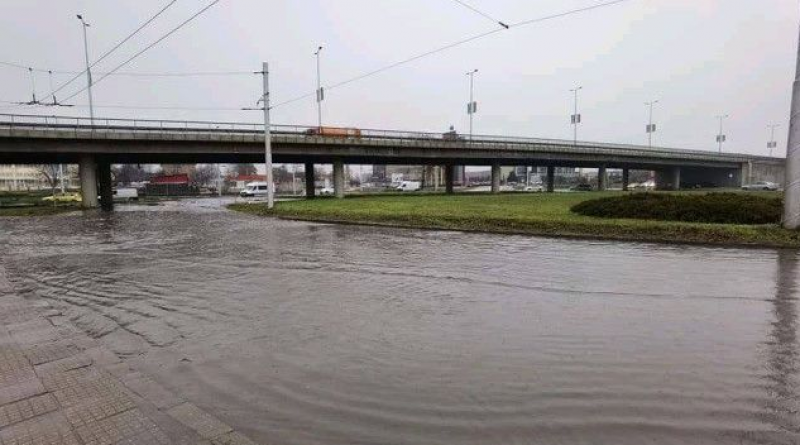 Пътища под вода и в Пловдив. Избягвайте да шофирате през...