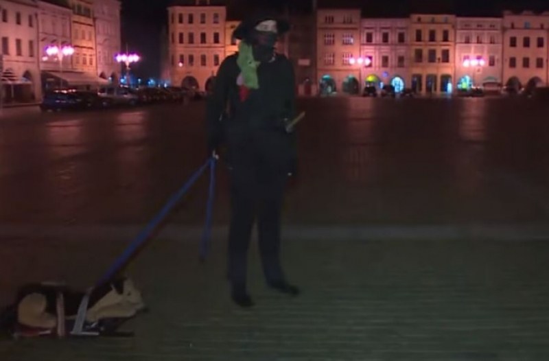 Жена избесня и изведе приятеля си на разходка, на… кучешки повод!
