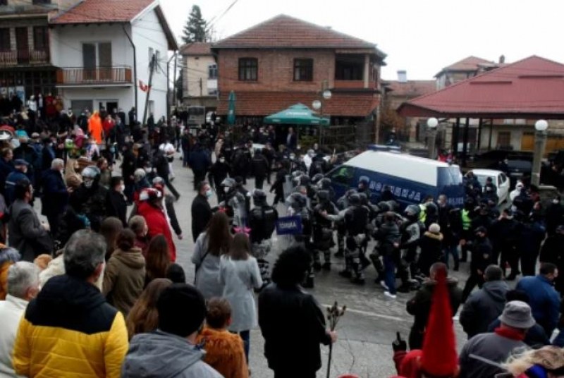 Македонци запалиха българско знаме! Захариева с реакция