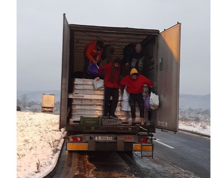 Бежанци изскочиха с торби от български тир в Румъния! СНИМКИ