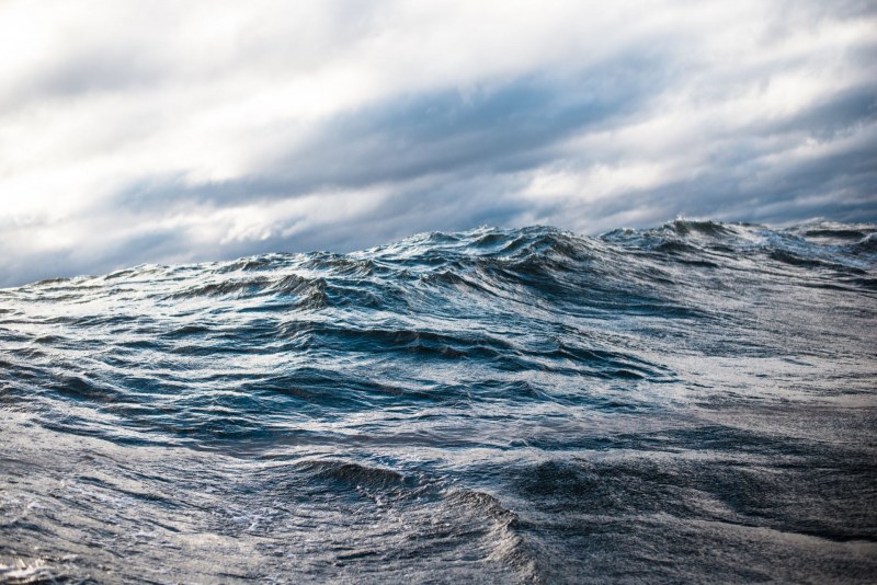 Бурното Черно море потопи кораб – двама моряци загинаха ВИДЕО