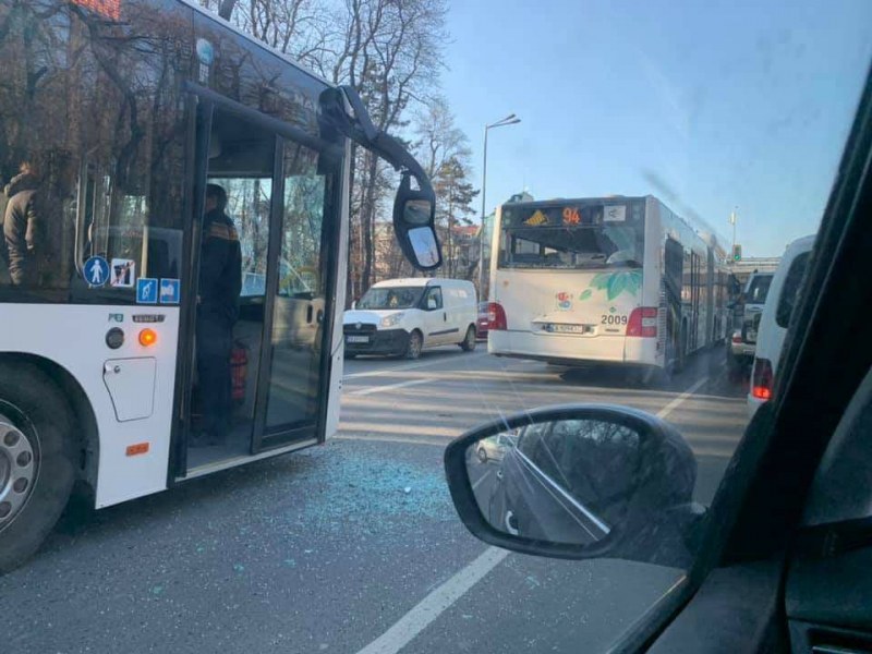 Два рейса се блъснаха в столицата, затапиха булевард СНИМКА