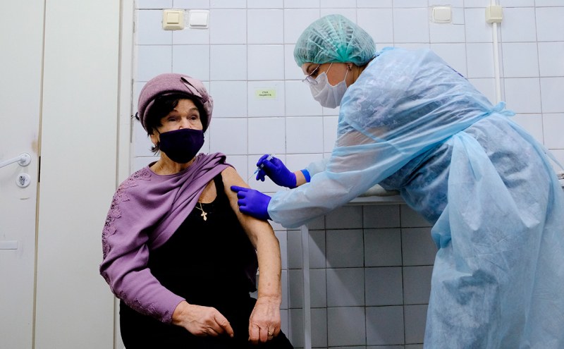 Препоръчаха на ваксинираните срещу коронавирус да не се къпят три дни