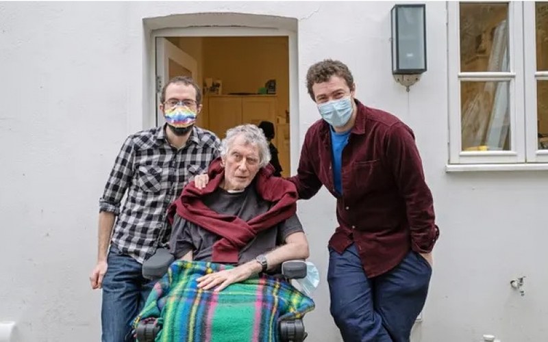 След 306 дни мъка – пациент напусна болница, загърби COVID-19