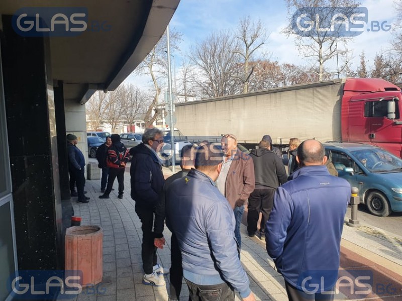 Таксиметрови шофьори излязоха на протест в Пловдив! Над 400 души остават без работа