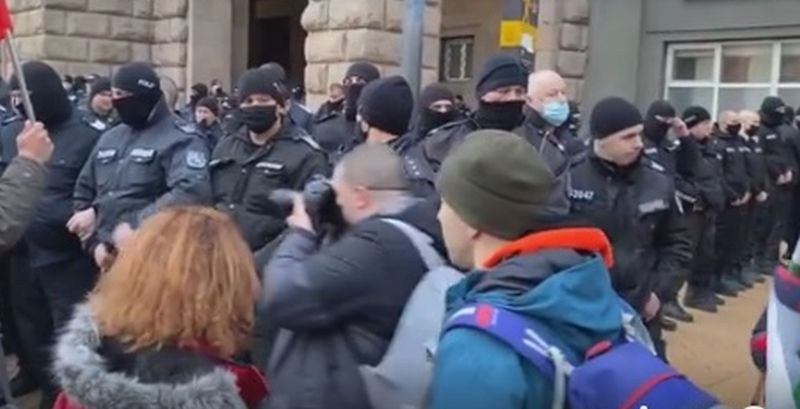 Демонстранти се опитаха да нахлуят в Министерския съвет ВИДЕО