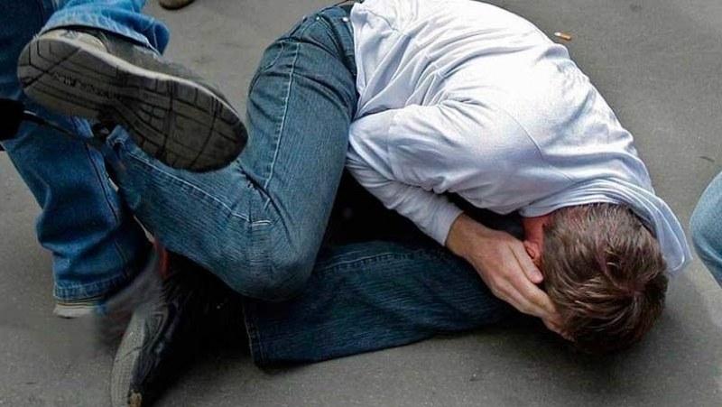 Пребиха и ограбиха млад мъж с юмруци и брадва!