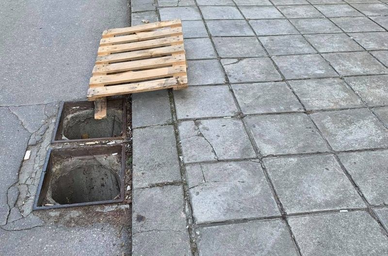 Училище, спирки - на метри от ТАЗИ шахта. И още никой не е паднал в нея? СНИМКА