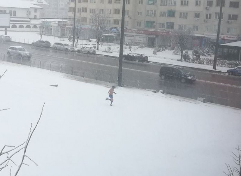 Полугол мъж бяга в снега! От ядосан съпруг или просто тренировка? СНИМКИ