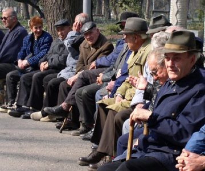 Всеки трети пенсионер с недостатъчно стаж или възраст