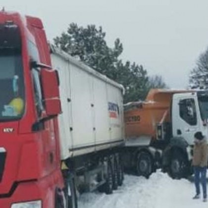 Редица затворени пътища в Добричко и Шуменско, закъсали са камиони и коли