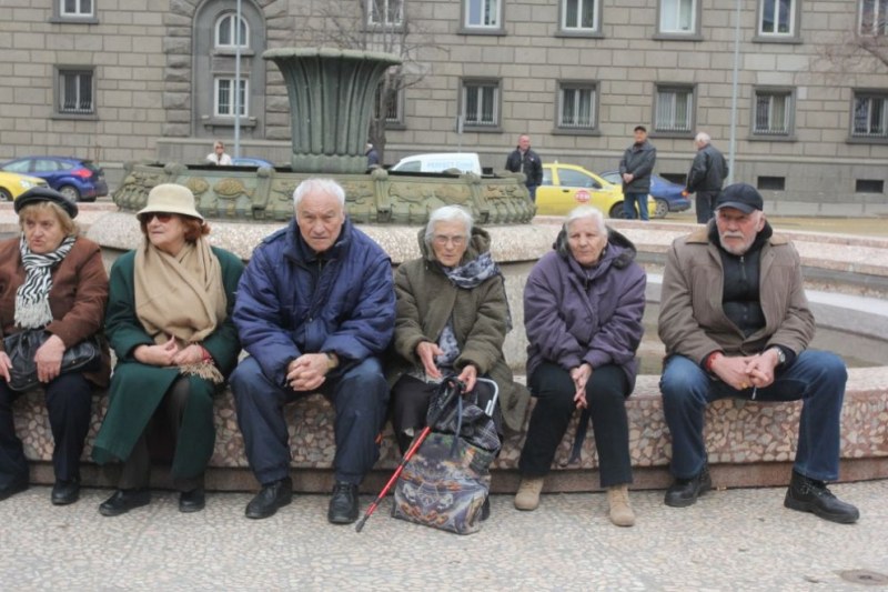 Радост за пенсионерите! И през април - 50 лв. към пенсиите!