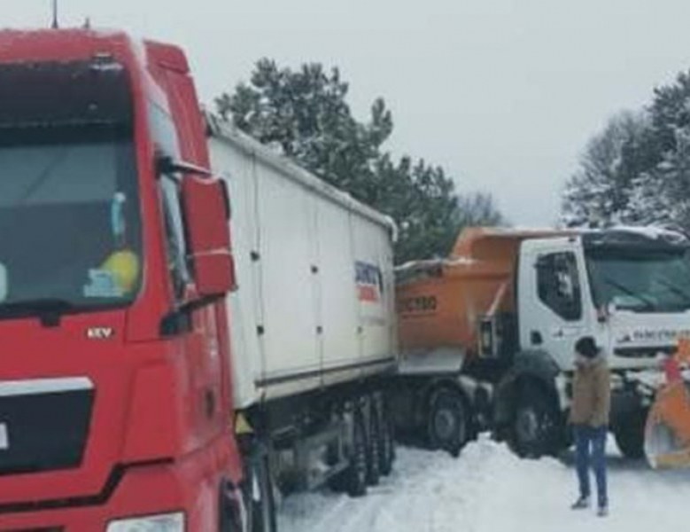 Редица затворени пътища в Добричко и Шуменско, закъсали са камиони и коли