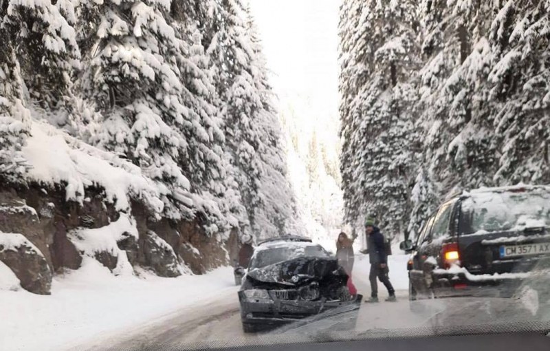 Две коли се блъснаха на път в Пампорово за Чепеларе СНИМКА