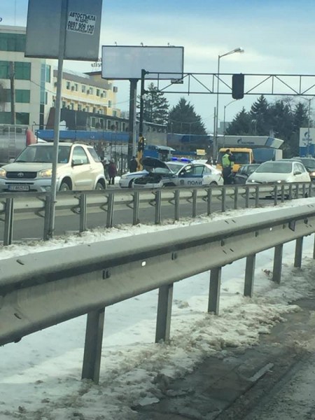 Катастрофа в столицата, блъсната е патрулка СНИМКИ