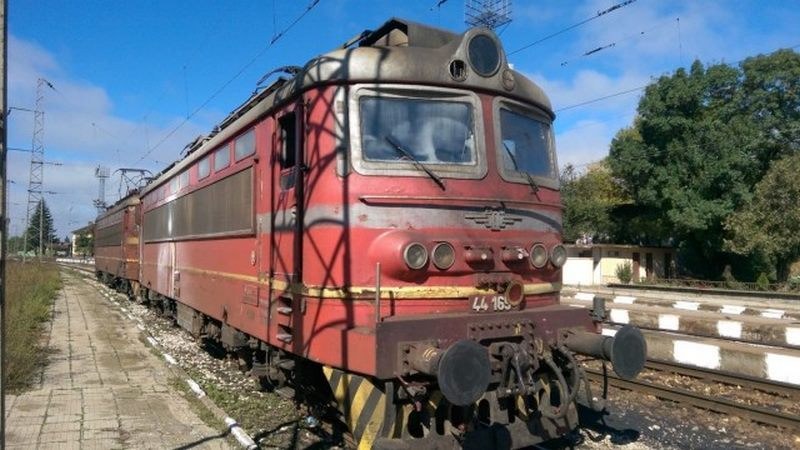 Влак блъсна млад мъж до Пазарджик