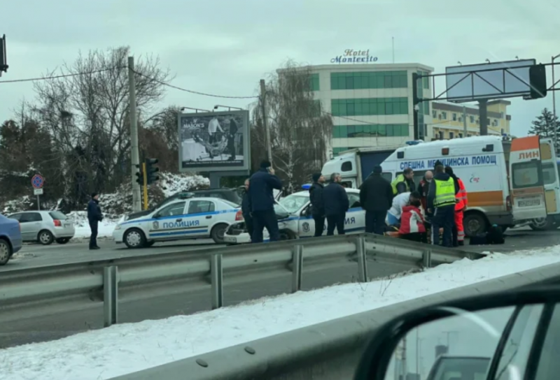 Полицаи са пострадали при ПТП-то в София! Минали на червено с включени светлини