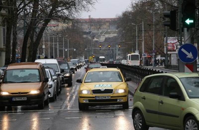 Стара мода се завърна по улиците в Пловдив! Роми се хвърлят пред коли за пари