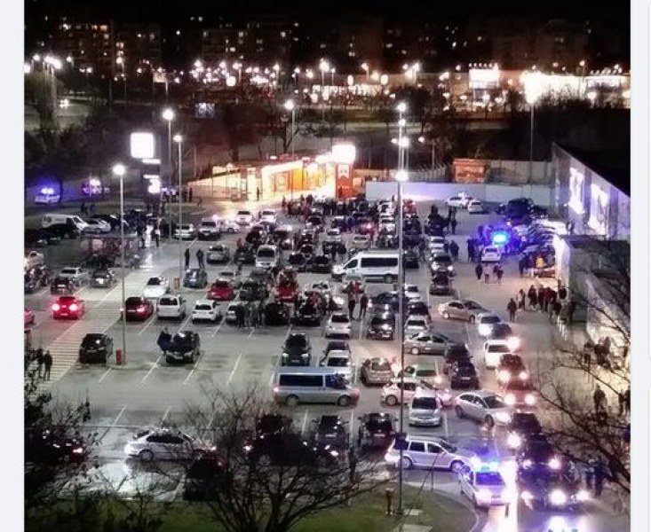 Полицаи обсадиха шофьори на паркинг в Пловдив!  СНИМКИ