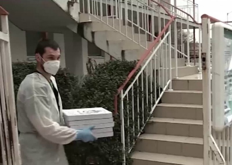 Италианец с безплатни пици за медиците в Бургас. Защо го прави?