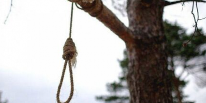 Ловджии намериха увиснал на бесило мъж