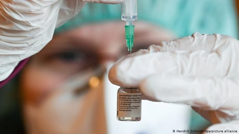 Огнище на коронавирус избухна в дом за стари хора след ваксинация с Pfizer