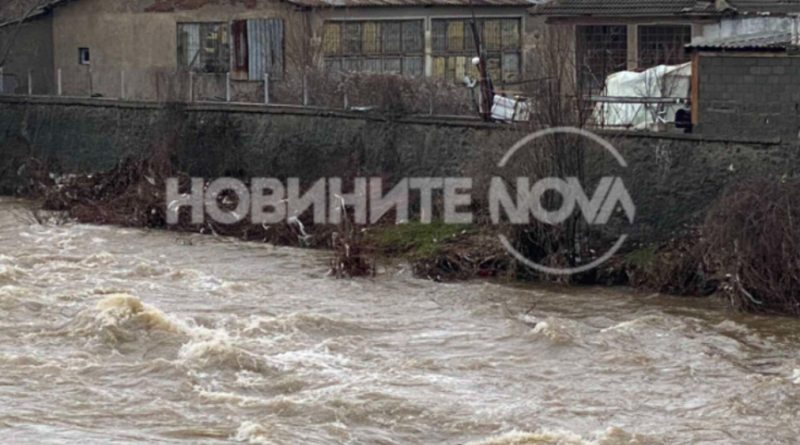 Порои и ураганни ветрове връхлетяха Южна България
