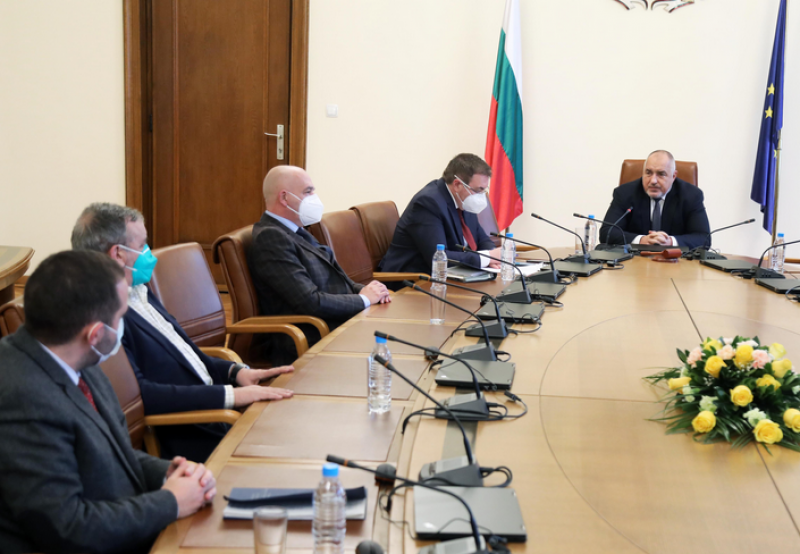 Действаме разумно с ваксинацията, пазейки и втората доза. В същото време сме с най-меките мерки