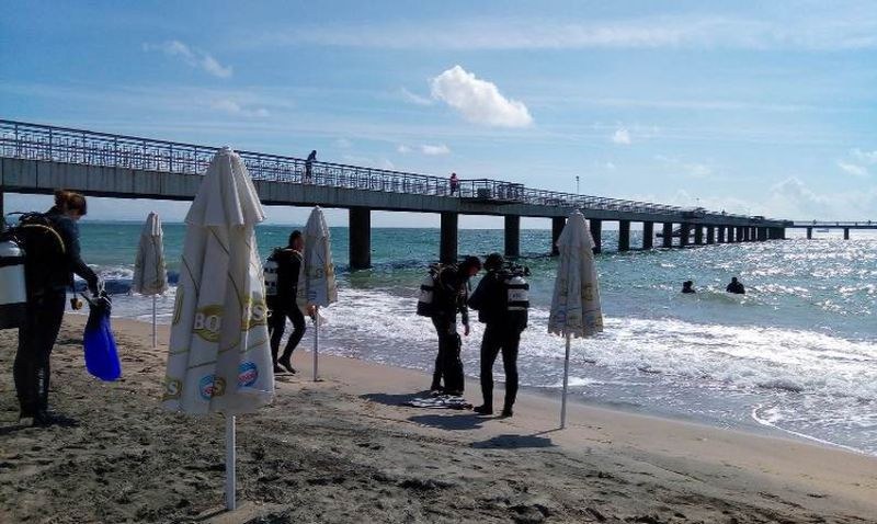 Паднала или скочила? Водолази търсят жена в морето на Бургас
