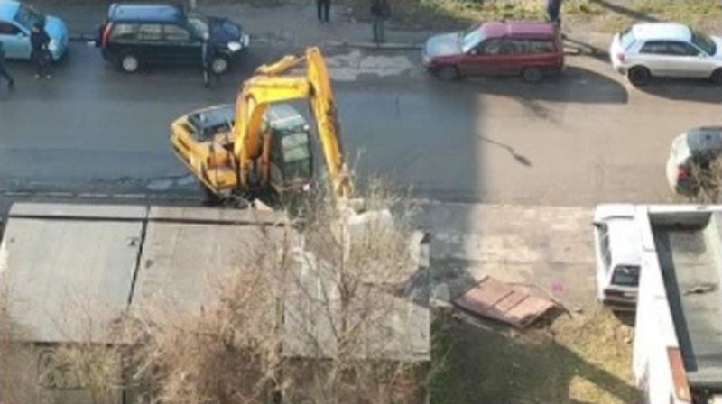 Багери се развихриха в Люлин! Бутат незаконни гаражи СНИМКИ