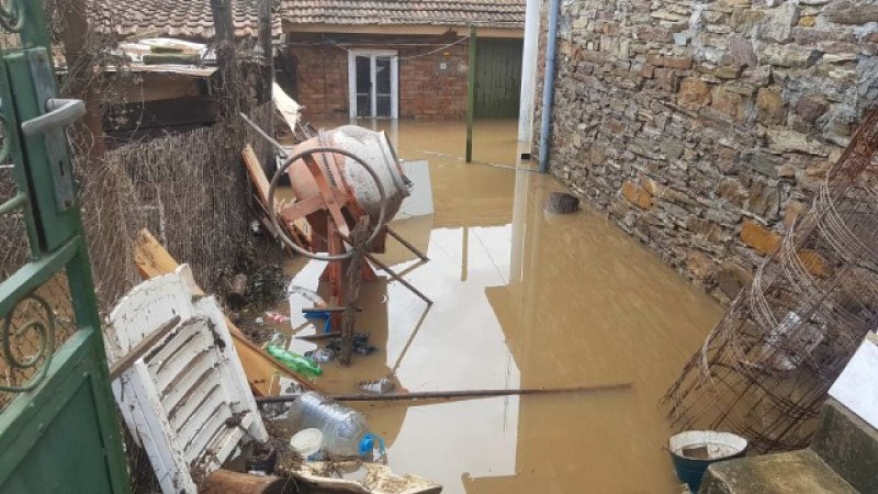 Отводняват бургаските села Кости и Димчево. Залети къщи, воден ад е!