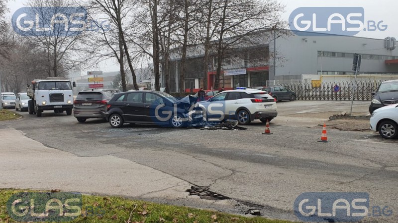 Три коли се блъснаха на булевард в Пловдив СНИМКИ