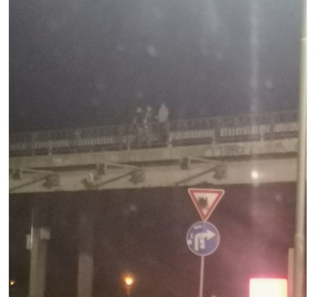 Младежи целят тирове с камъни на 