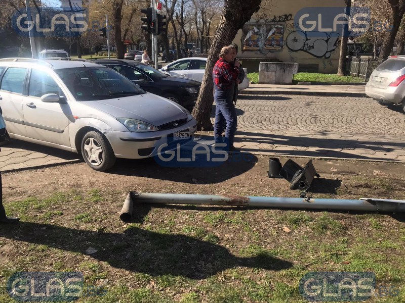 Кола се натресе в пътен знак в Пловдив СНИМКИ