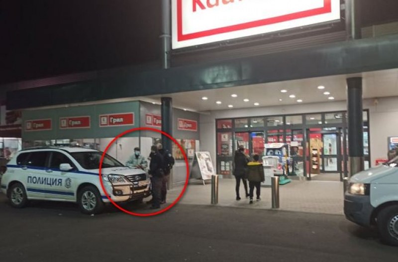 Мъж сложи камера на пазарска количка в голям магазин, снима под полите на жените