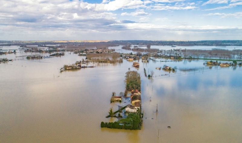 Част от Франция е под вода, преместиха затвор  ВИДЕО