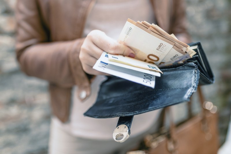 €700 заплата на Изток и €1500 на Запад. А уж сме всички европейци?