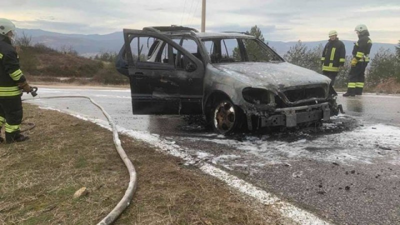 Кола в движение лумна в пламъци край Благоевград СНИМКИ