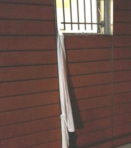 Мъж чу тропане и се спусна по вързани чаршафи от 4-ия етаж. Сега е в 