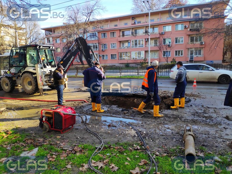 Булевард в Пловдив осъмна под вода! ВиК започна да копае  СНИМКИ