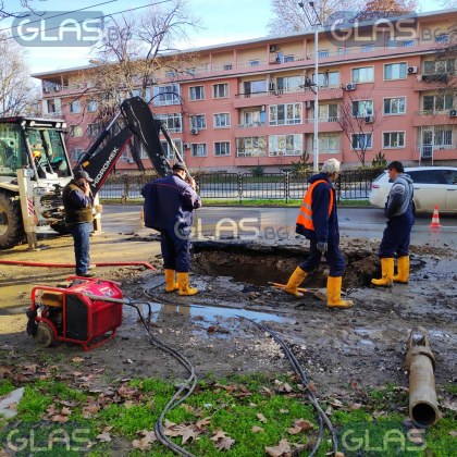Булевард в Пловдив осъмна под вода! ВиК започна да копае СНИМКИ