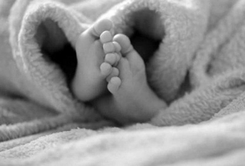 Бездомна жена роди бебето си на открито в студа