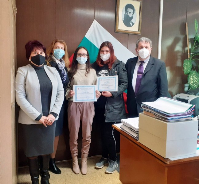 Две момичета намериха и предадоха изгубен портфейл! Наградиха ги
