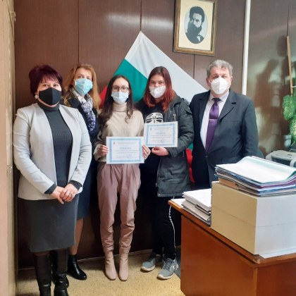 Две момичета намериха и предадоха изгубен портфейл! Наградиха ги